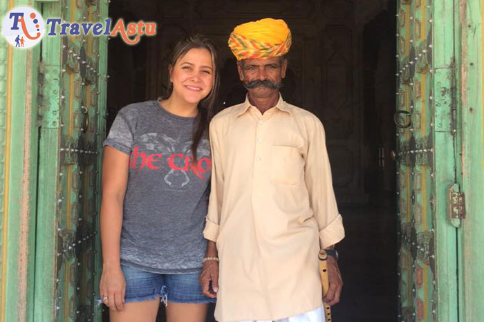 Ana Maria en Rajasthan con TravelAstu Representiva