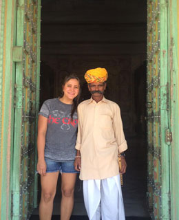 Ana Maria en Rajasthan con TravelAstu Representiva