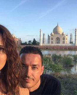 Angela and Jesus enjoying Taj Mahal trip with Travel Astu