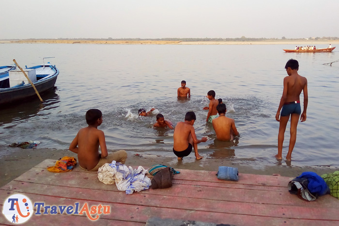 Niños bañándose en el sagrado río Ganga Varanasi