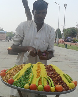Bhelpuri Seller Delhi (Clicked by Bruny from Chile)