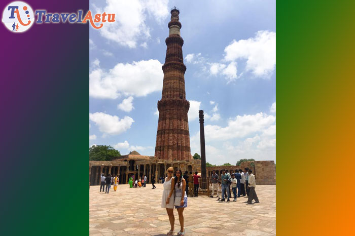 Travel Astu invitadas Elisabet y Maria en Qutub Minar Delhi