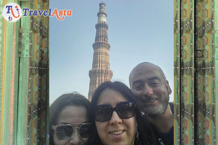 Jessica, Yanet y Carlos desde Chile en Qutub Minar, Delhi