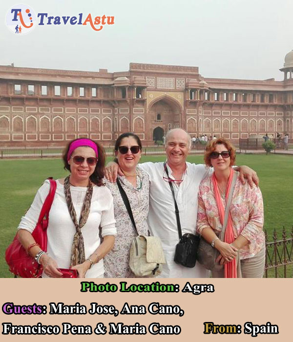 Maria Can, Ana Cano, Maria Jose y Francisco Javier en Agra con Travel Astu