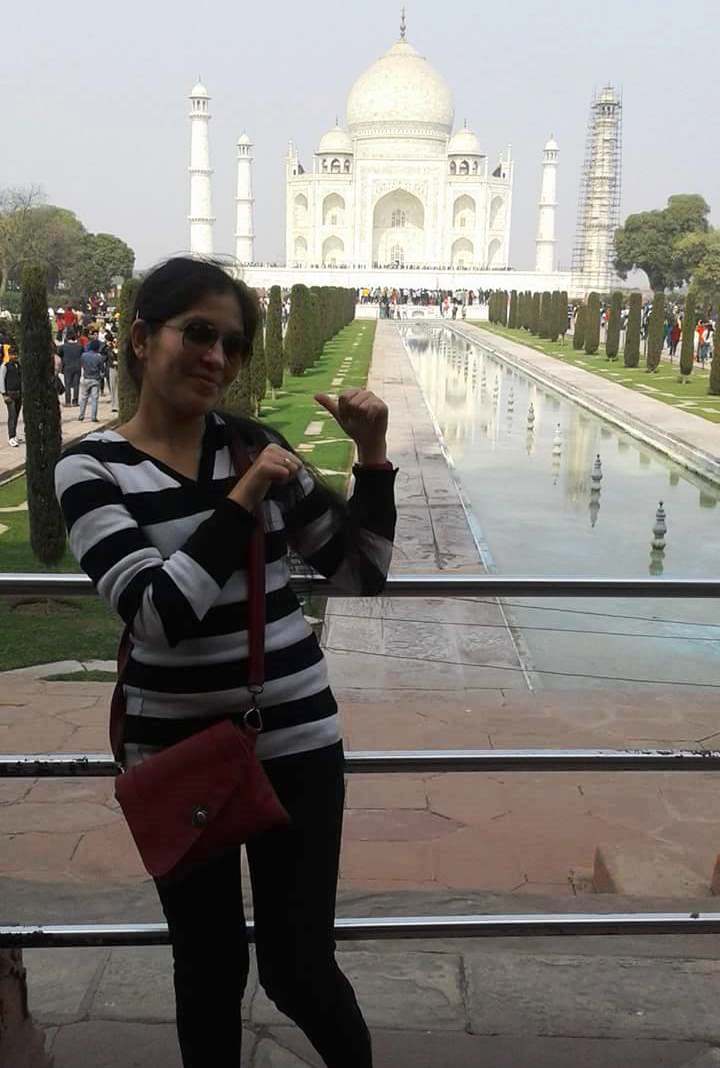 Sapna enjoying Tajmahal trip with TravelAstu