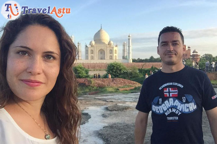 Travel Astu Guests Angela and Jesus in Taj-Mahal