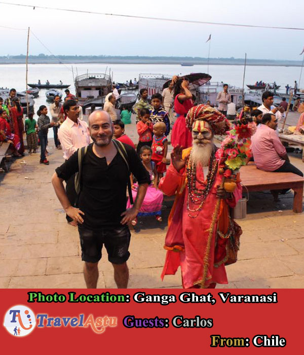 Travel Astu invitado Carlos desde Chile en rio Ganga Ghat Varanasi