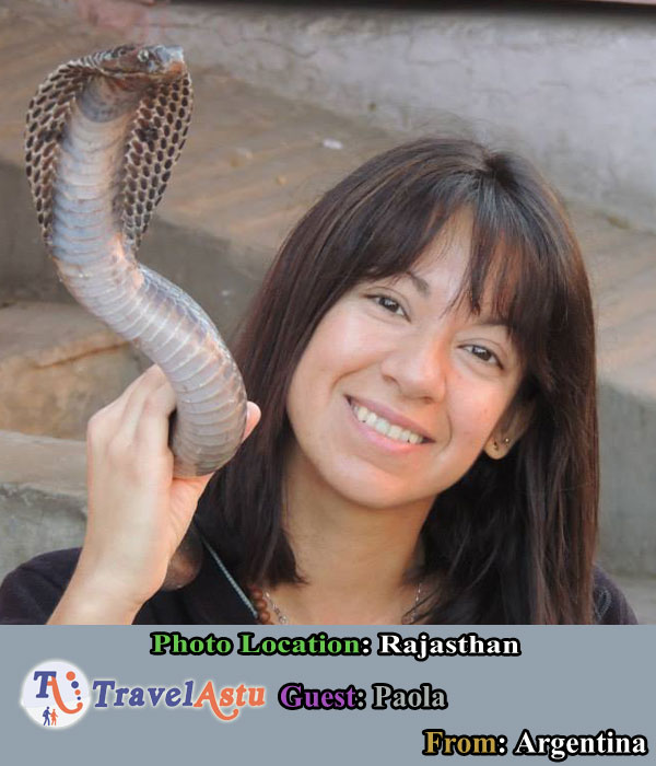 TravelAstu invitada Paola con Cobra Snake en Rajastha India