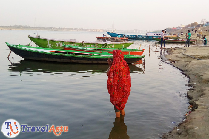 Mujer rezando a la diosa Ganga en el río Ganges Varanasi