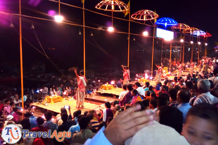 Ceremonio de aarti del rio Ganges, Varanasi