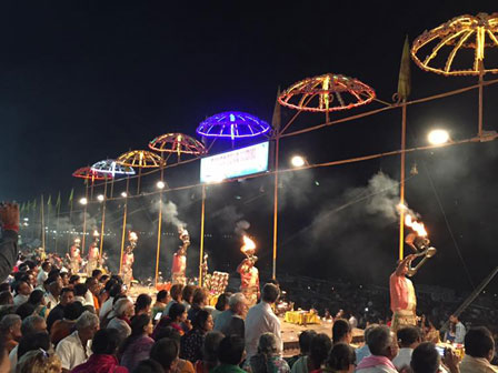 Aarti en la orilla del Ganges, Varanasi