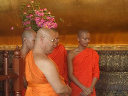 Bodh monjes orando, Bhutan