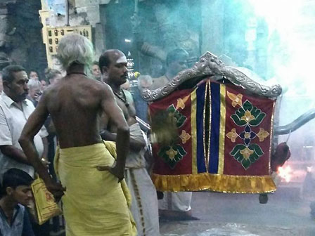 Ceremonia de arti en el templo de Meenakshi