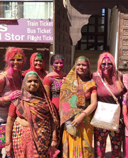 Gabriela y Claudia Cavillon celebrando el festival de Holi con mujeres indias