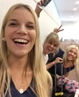 Gabriela, Sofia y Claudia en el aeropuerto con Travel Astu