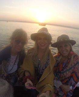 Gabriela, Sofia y Claudia en el río Ganges, Varanasi