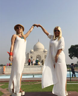 Gabriela y Claudia en Taj Mahal