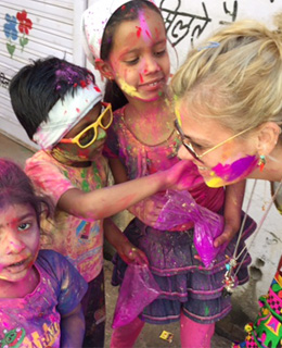 Gaby disfrutando del Festival de Holi con niños Hindúes