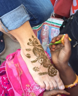 TravelAstu invitada con una tatuadora de heena en Delhi