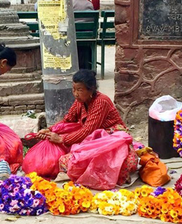 Mujer florista en Katmandú