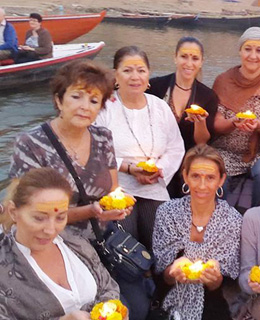 Ofrenda a diosa Ganges por el grupo mexicano