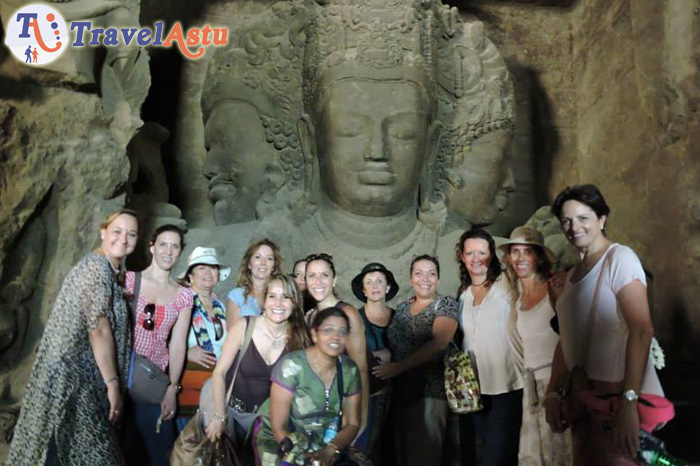 Travel Astu grupo en cueva de Ajanta
