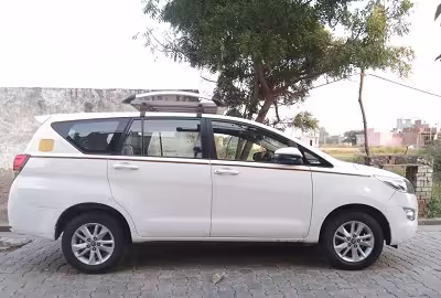 Alquiler de coches medianos en Delhi